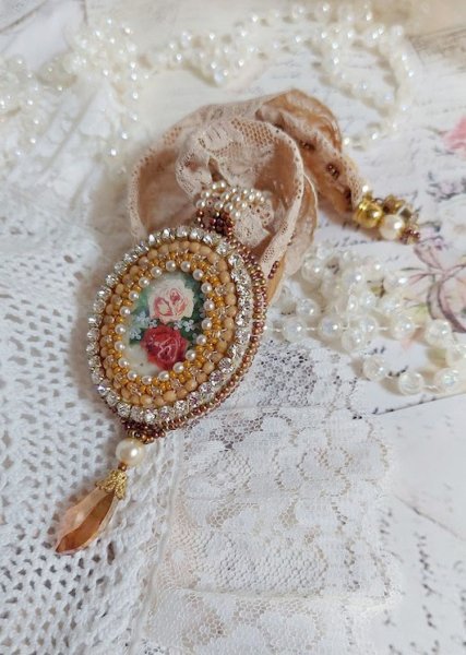 Reflets de Ros&eacute;e hanger ketting, parels, Swarovski kristal en kant.