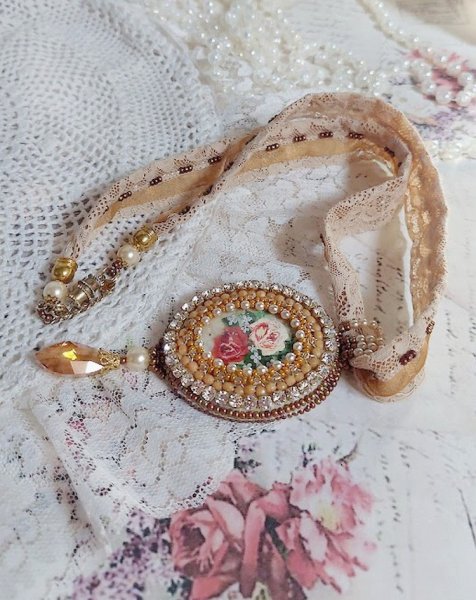 Reflets de Ros&eacute;e hanger ketting, parels, Swarovski kristal en kant.