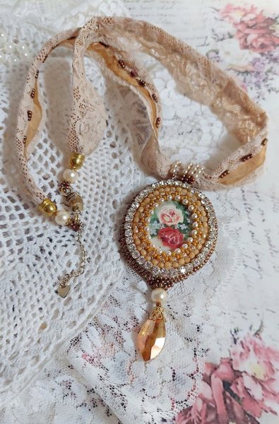 Reflets de Ros&eacute;e hanger ketting, parels, Swarovski kristal en kant.