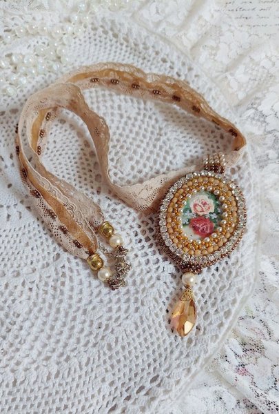 Reflets de Ros&eacute;e hanger ketting, parels, Swarovski kristal en kant.