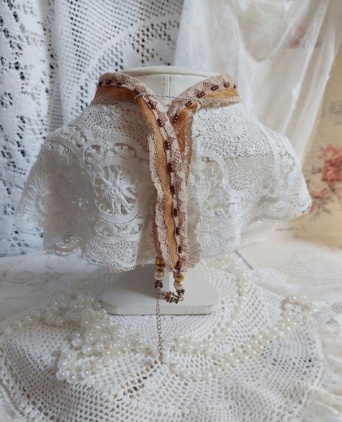 Reflets de Ros&eacute;e hanger ketting, parels, Swarovski kristal en kant.