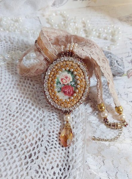 Reflets de Ros&eacute;e hanger ketting, parels, Swarovski kristal en kant.