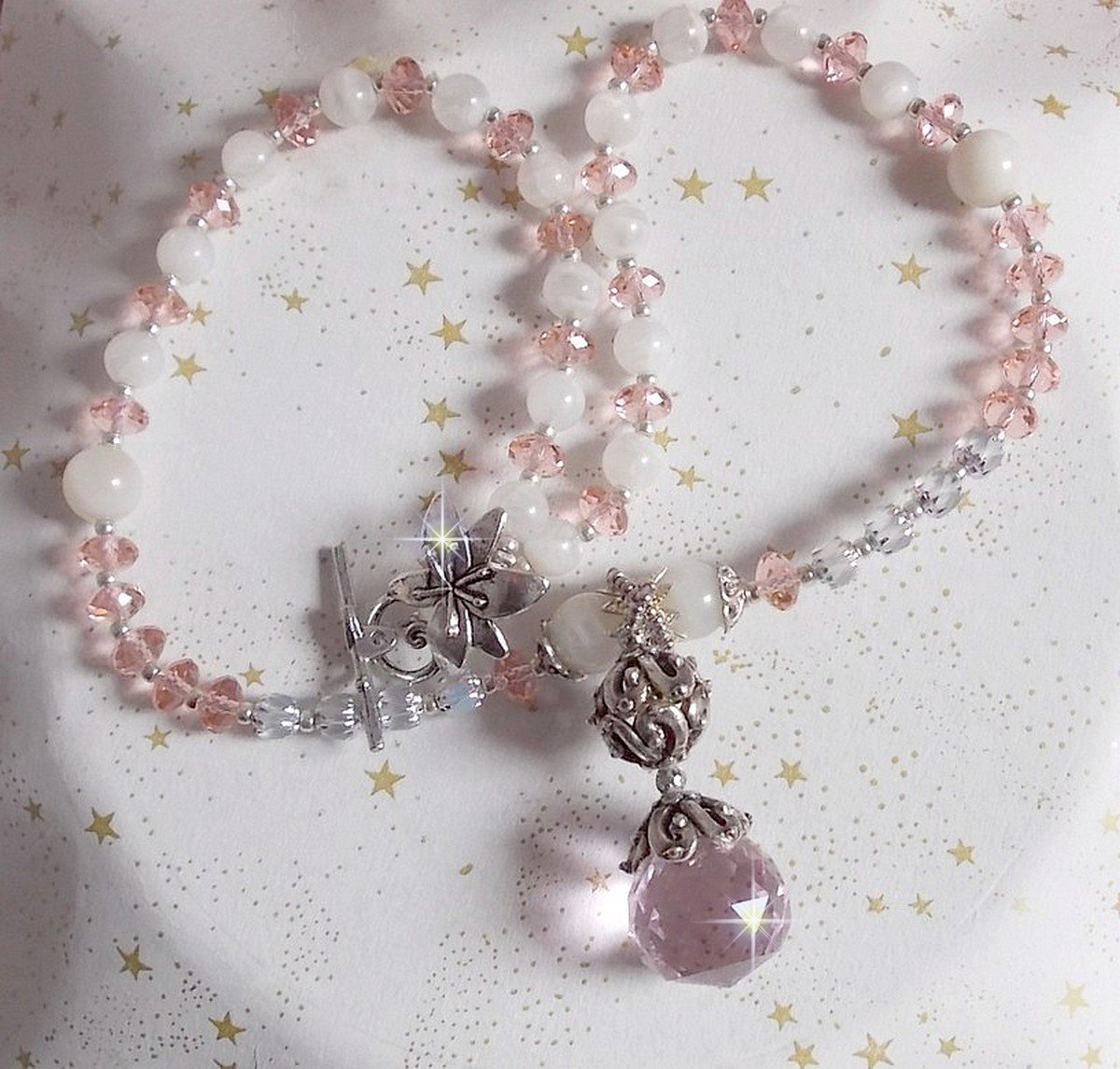 Rose Irisée hanger ketting geborduurd met Swarovski kristallen, 925 zilver en maanstenen