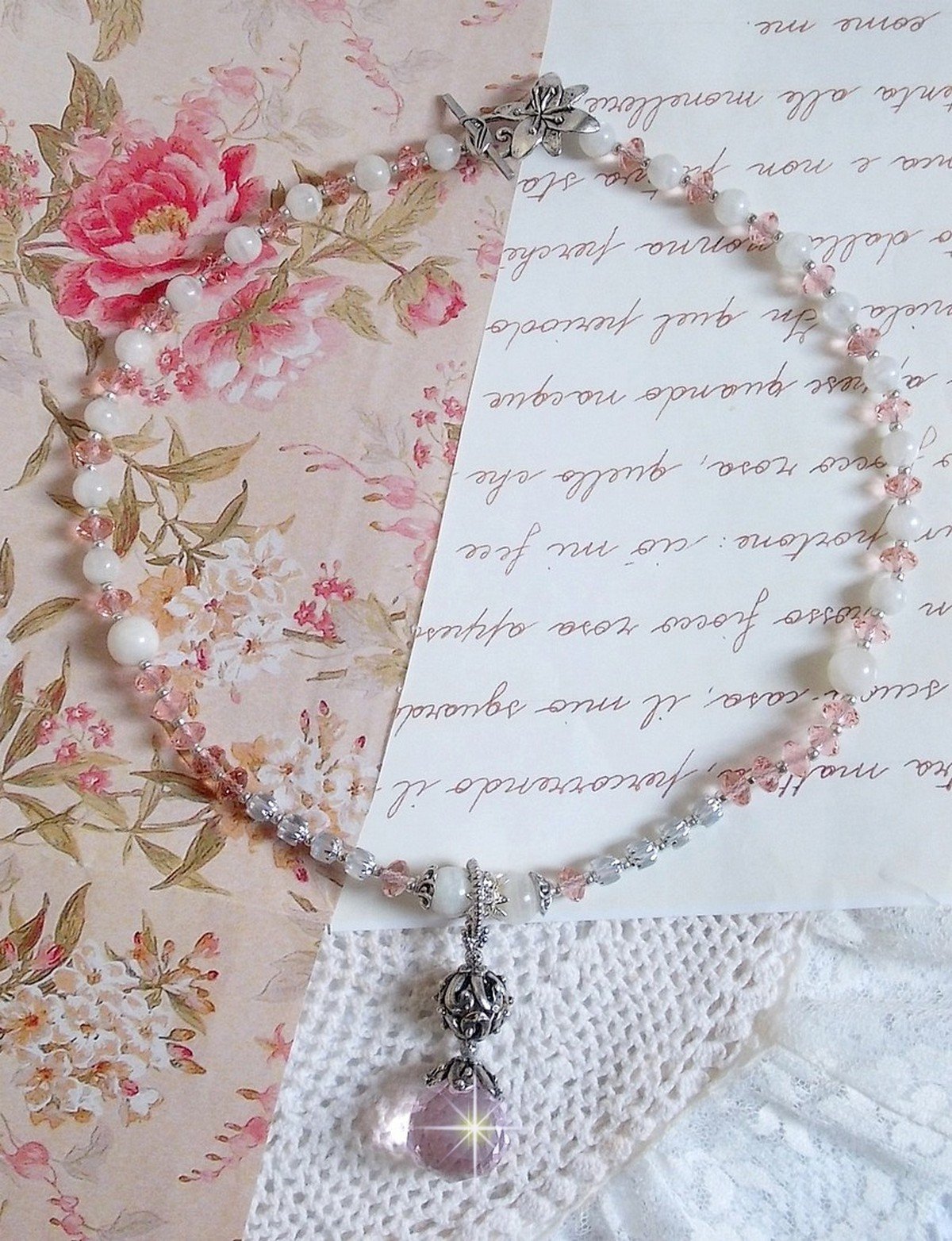 Rose Irisée hanger ketting geborduurd met Swarovski kristallen, 925 zilver en maanstenen