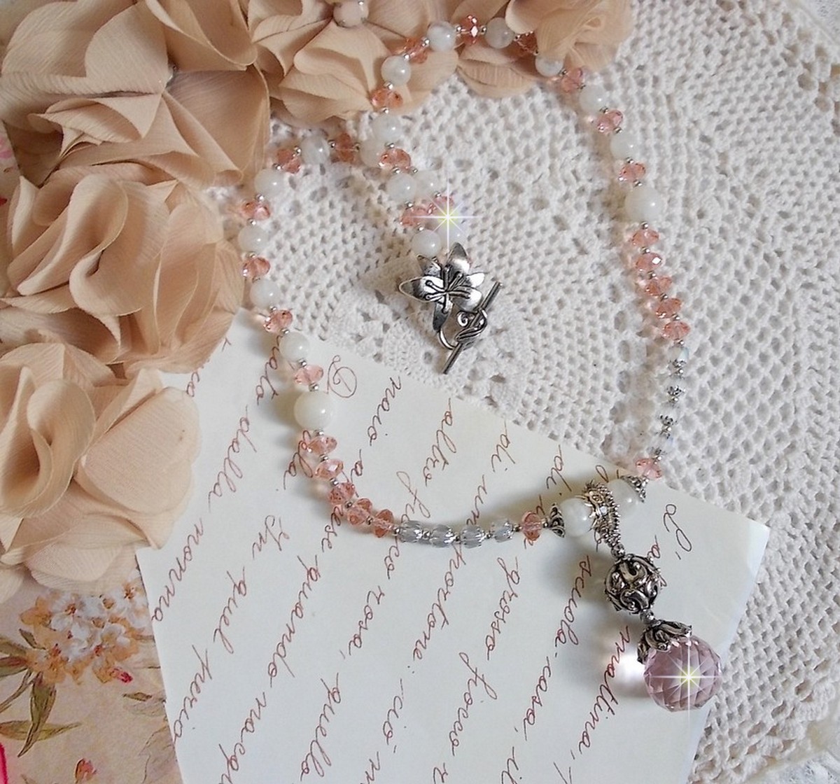 Rose Irisée hanger ketting geborduurd met Swarovski kristallen, 925 zilver en maanstenen