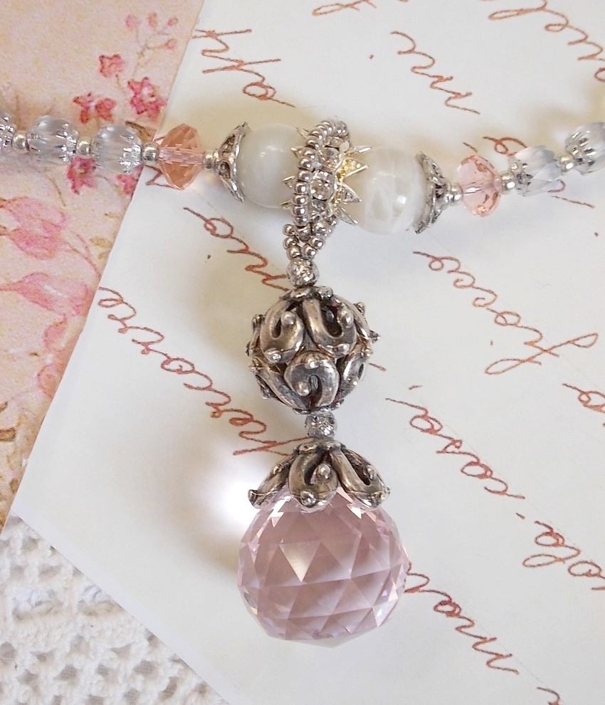 Rose Irisée hanger ketting geborduurd met Swarovski kristallen, 925 zilver en maanstenen