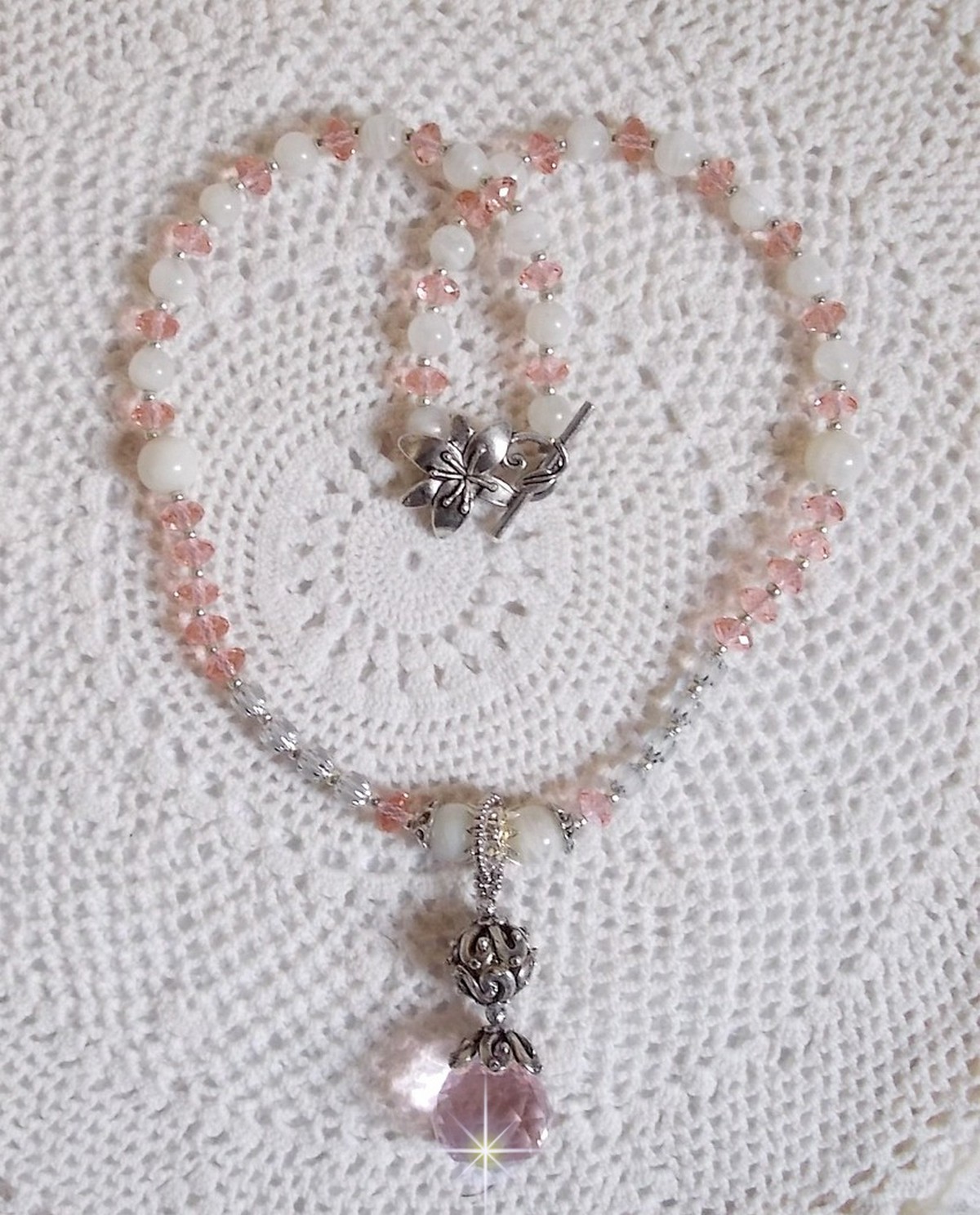 Rose Irisée hanger ketting geborduurd met Swarovski kristallen, 925 zilver en maanstenen