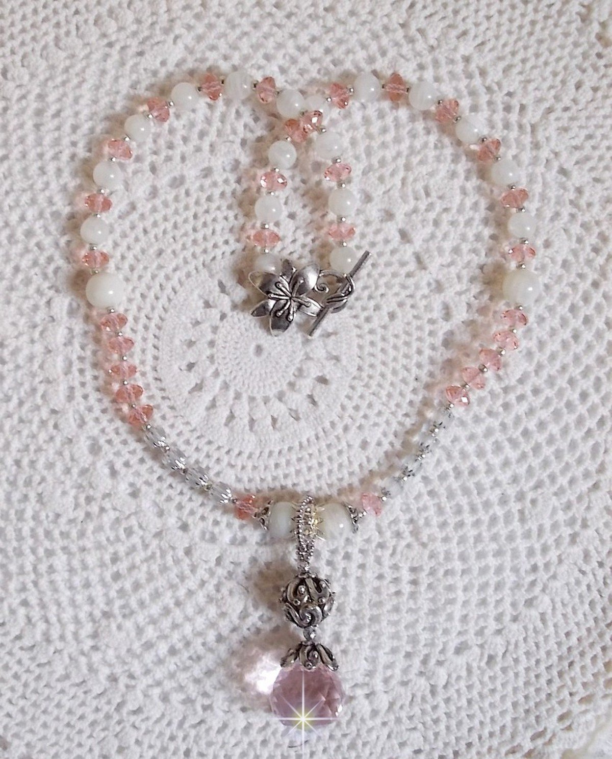 Rose Irisée hanger ketting geborduurd met Swarovski kristallen, 925 zilver en maanstenen
