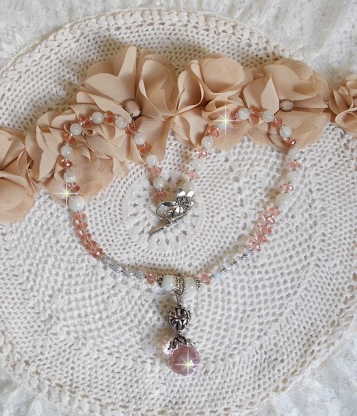 Rose Irisée hanger ketting geborduurd met Swarovski kristallen, 925 zilver en maanstenen