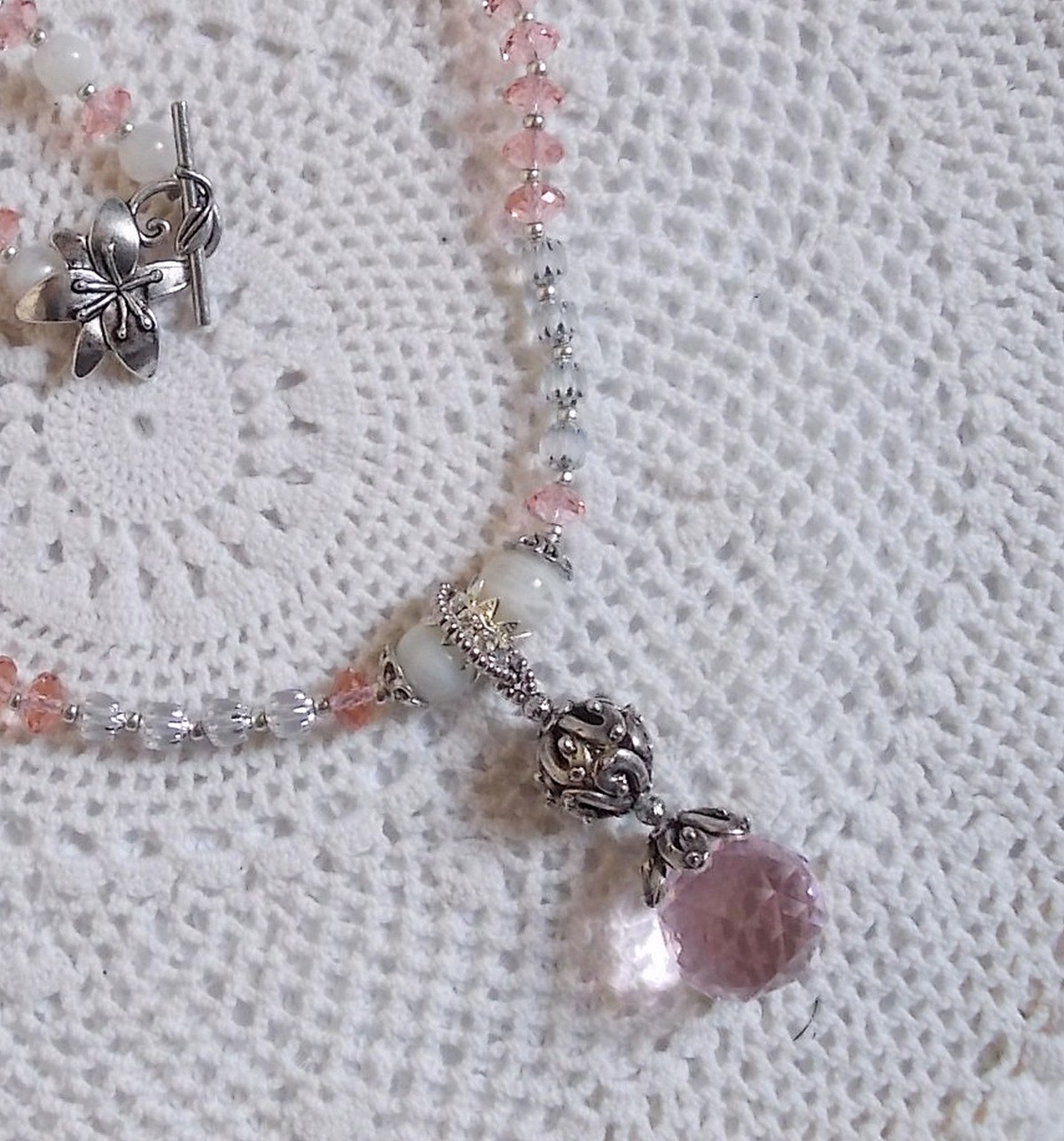 Rose Irisée hanger ketting geborduurd met Swarovski kristallen, 925 zilver en maanstenen