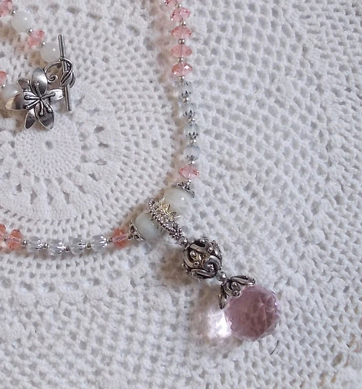 Rose Irisée hanger ketting geborduurd met Swarovski kristallen, 925 zilver en maanstenen