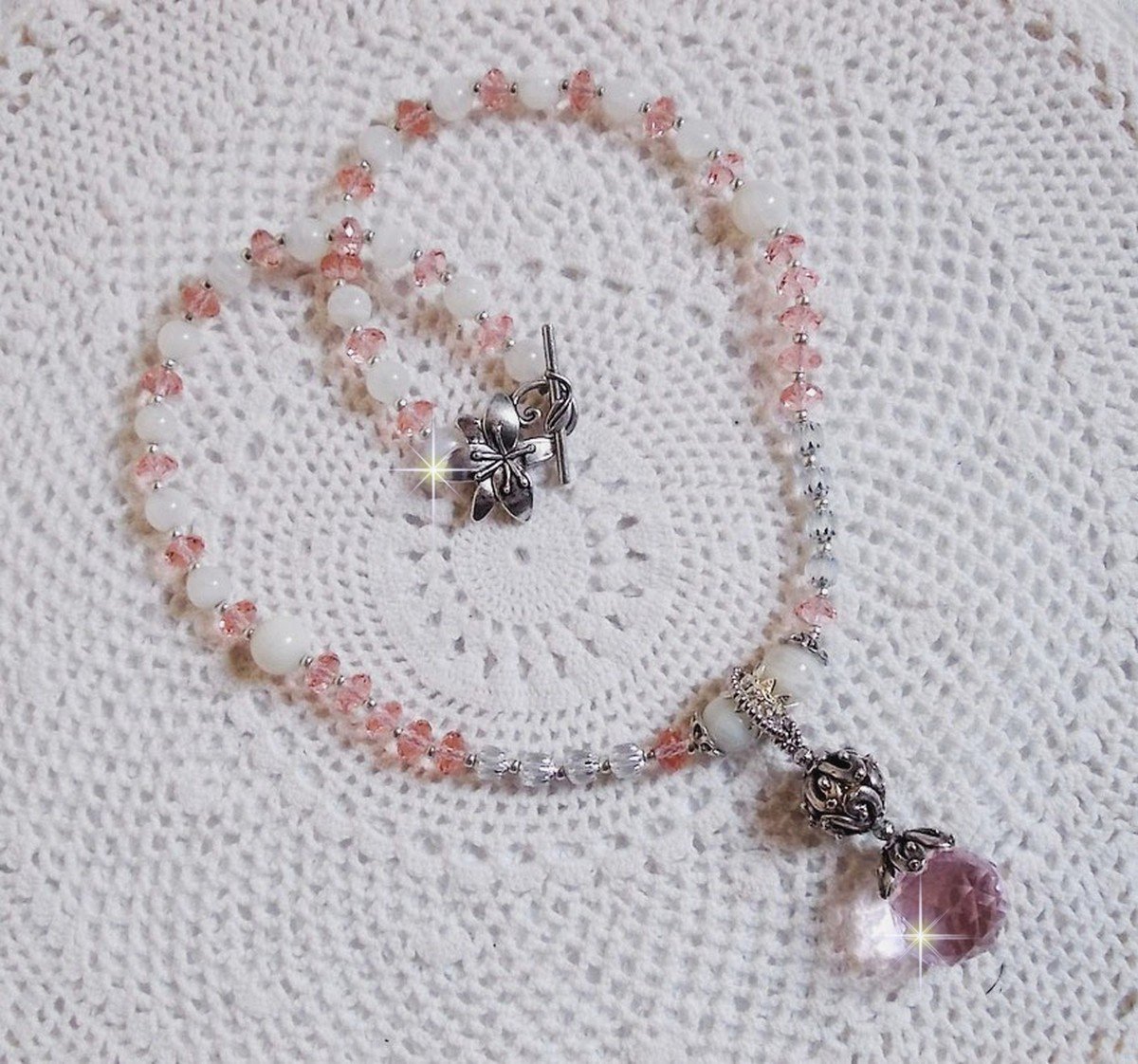 Rose Irisée hanger ketting geborduurd met Swarovski kristallen, 925 zilver en maanstenen