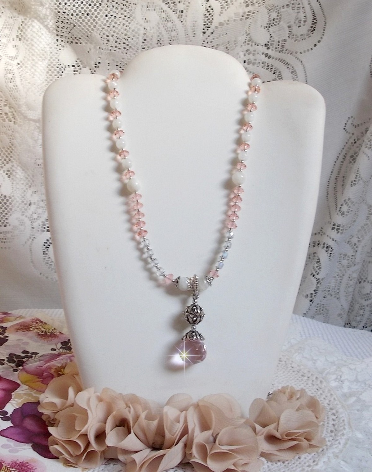 Rose Irisée hanger ketting geborduurd met Swarovski kristallen, 925 zilver en maanstenen