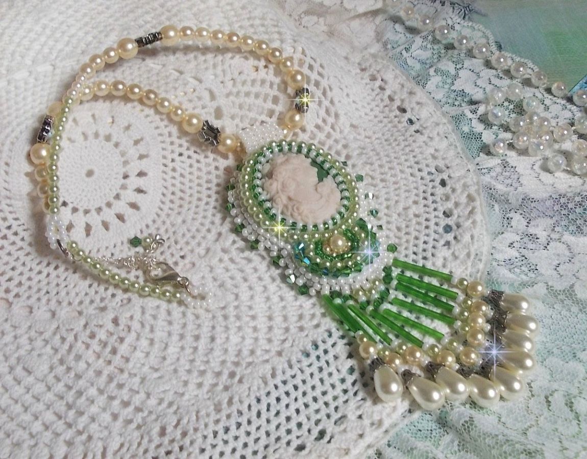 Verleidingsbedel hanger geborduurd met een hars cabochon van een vrouw met rozen, Swarovski kristallen en diverse kralen