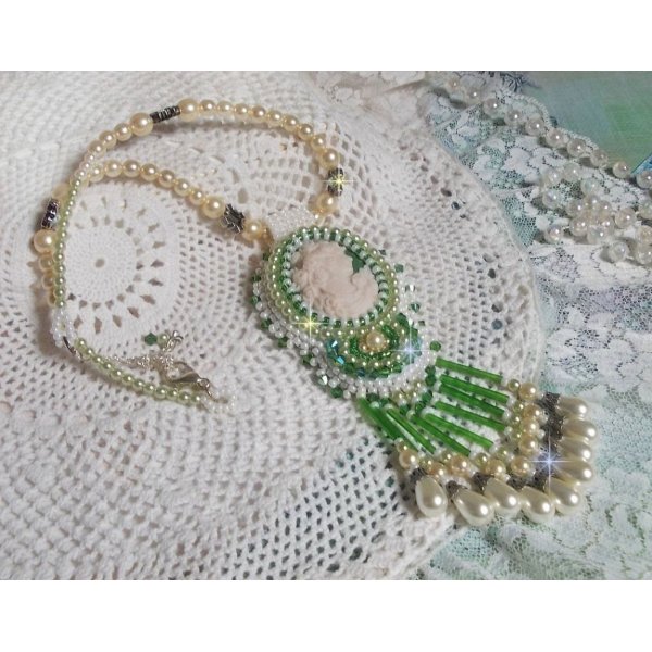 Verleidingsbedel hanger geborduurd met een hars cabochon van een vrouw met rozen, Swarovski kristallen en diverse kralen