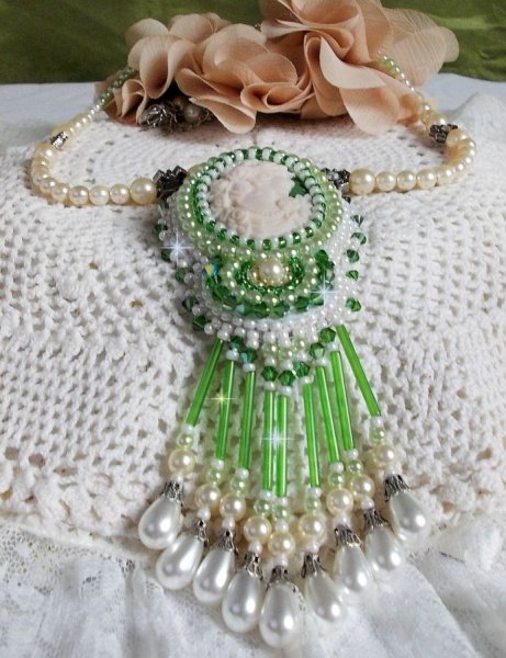 Verleidingsbedel hanger geborduurd met een hars cabochon van een vrouw met rozen, Swarovski kristallen en diverse kralen