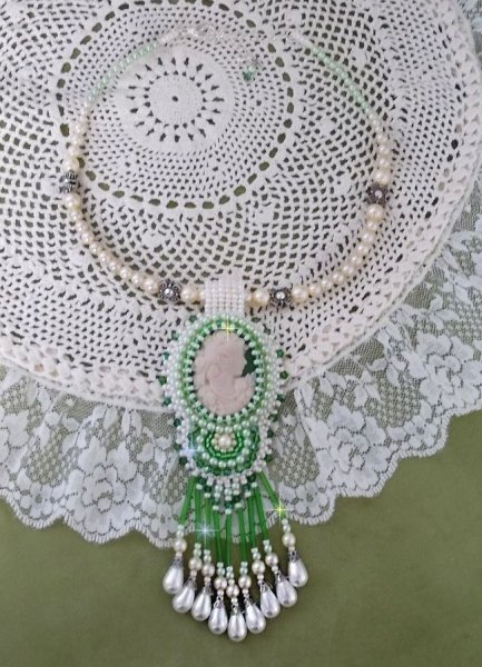 Verleidingsbedel hanger geborduurd met een hars cabochon van een vrouw met rozen, Swarovski kristallen en diverse kralen