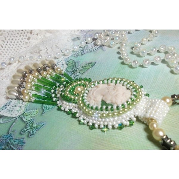 Verleidingsbedel hanger geborduurd met een hars cabochon van een vrouw met rozen, Swarovski kristallen en diverse kralen