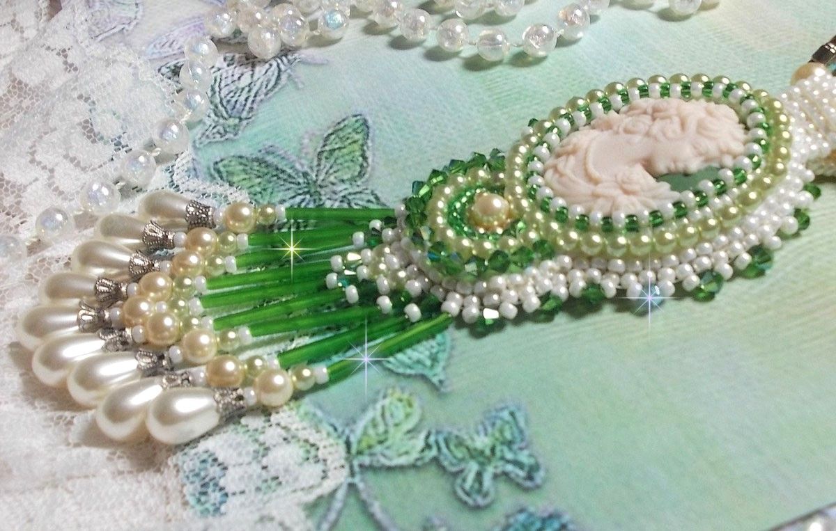 Verleidingsbedel hanger geborduurd met een hars cabochon van een vrouw met rozen, Swarovski kristallen en diverse kralen