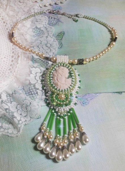 Verleidingsbedel hanger geborduurd met een hars cabochon van een vrouw met rozen, Swarovski kristallen en diverse kralen