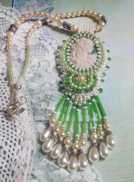 Verleidingsbedel hanger geborduurd met een hars cabochon van een vrouw met rozen, Swarovski kristallen en diverse kralen