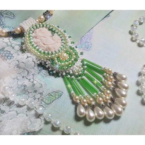 Verleidingsbedel hanger geborduurd met een hars cabochon van een vrouw met rozen, Swarovski kristallen en diverse kralen