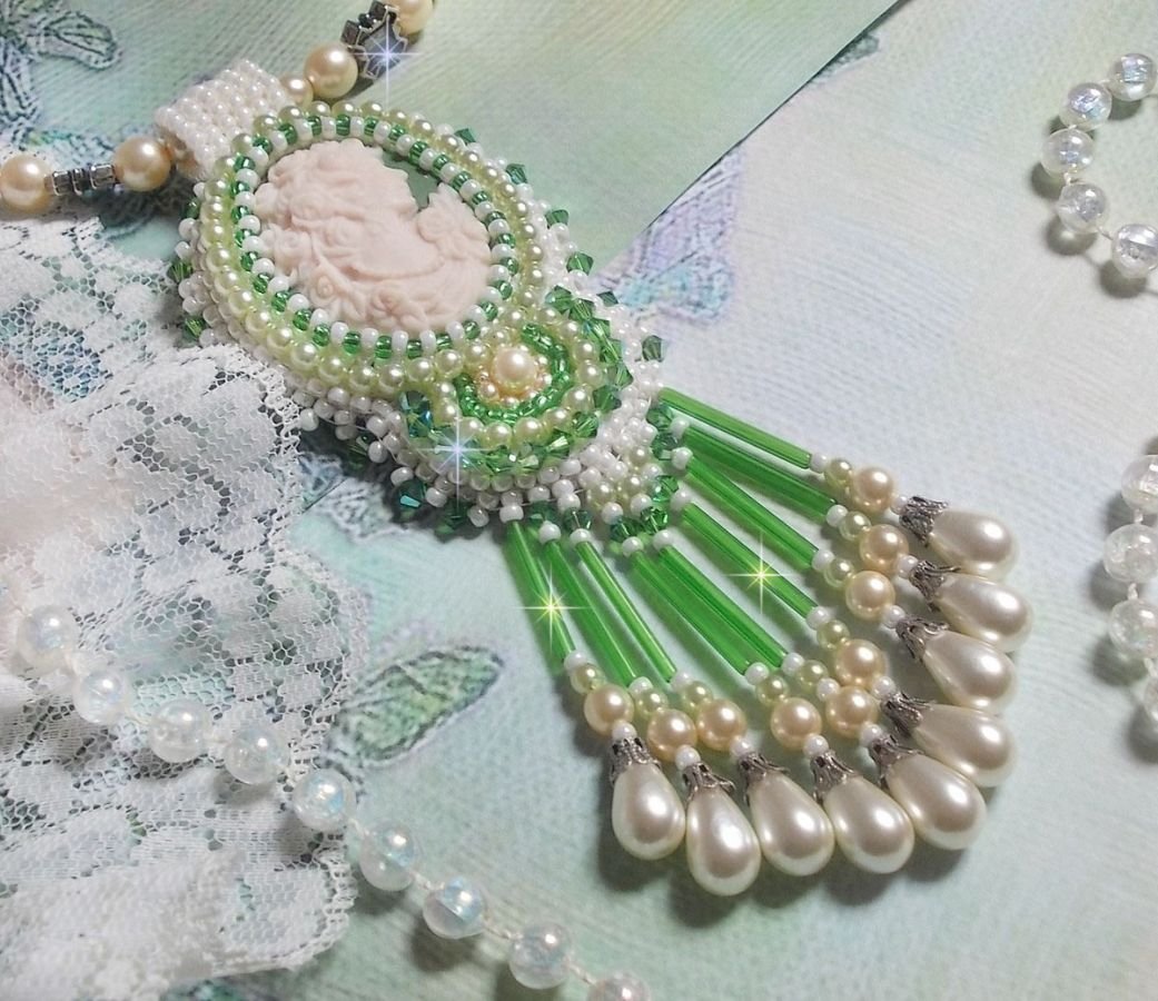 Verleidingsbedel hanger geborduurd met een hars cabochon van een vrouw met rozen, Swarovski kristallen en diverse kralen