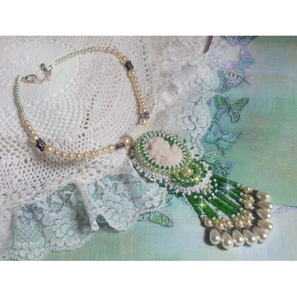 Verleidingsbedel hanger geborduurd met een hars cabochon van een vrouw met rozen, Swarovski kristallen en diverse kralen