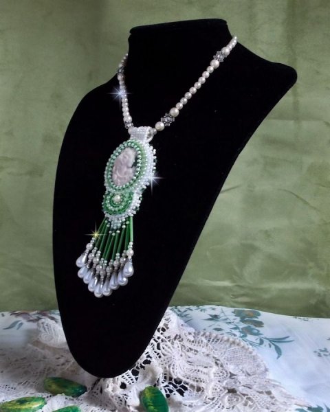 Verleidingsbedel hanger geborduurd met een hars cabochon van een vrouw met rozen, Swarovski kristallen en diverse kralen