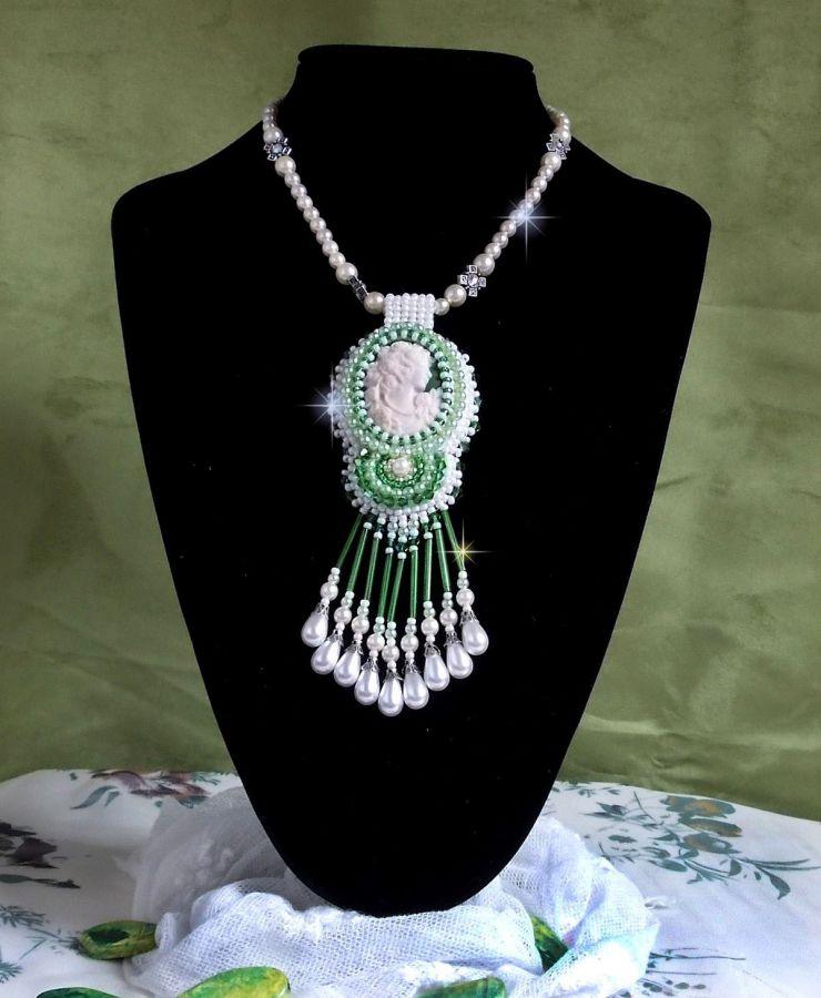 Verleidingsbedel hanger geborduurd met een hars cabochon van een vrouw met rozen, Swarovski kristallen en diverse kralen