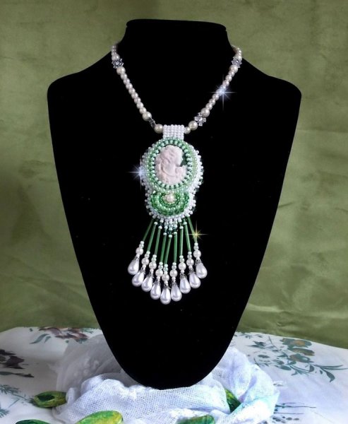 Verleidingsbedel hanger geborduurd met een hars cabochon van een vrouw met rozen, Swarovski kristallen en diverse kralen