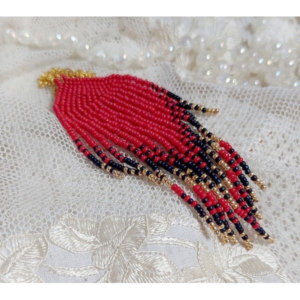 Rode Swirls Hanger gemaakt met kwaliteitszaadjes en een vergulde ketting.