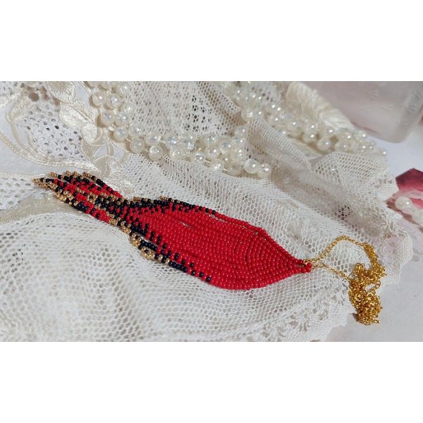 Rode Swirls Hanger gemaakt met kwaliteitszaadjes en een vergulde ketting.