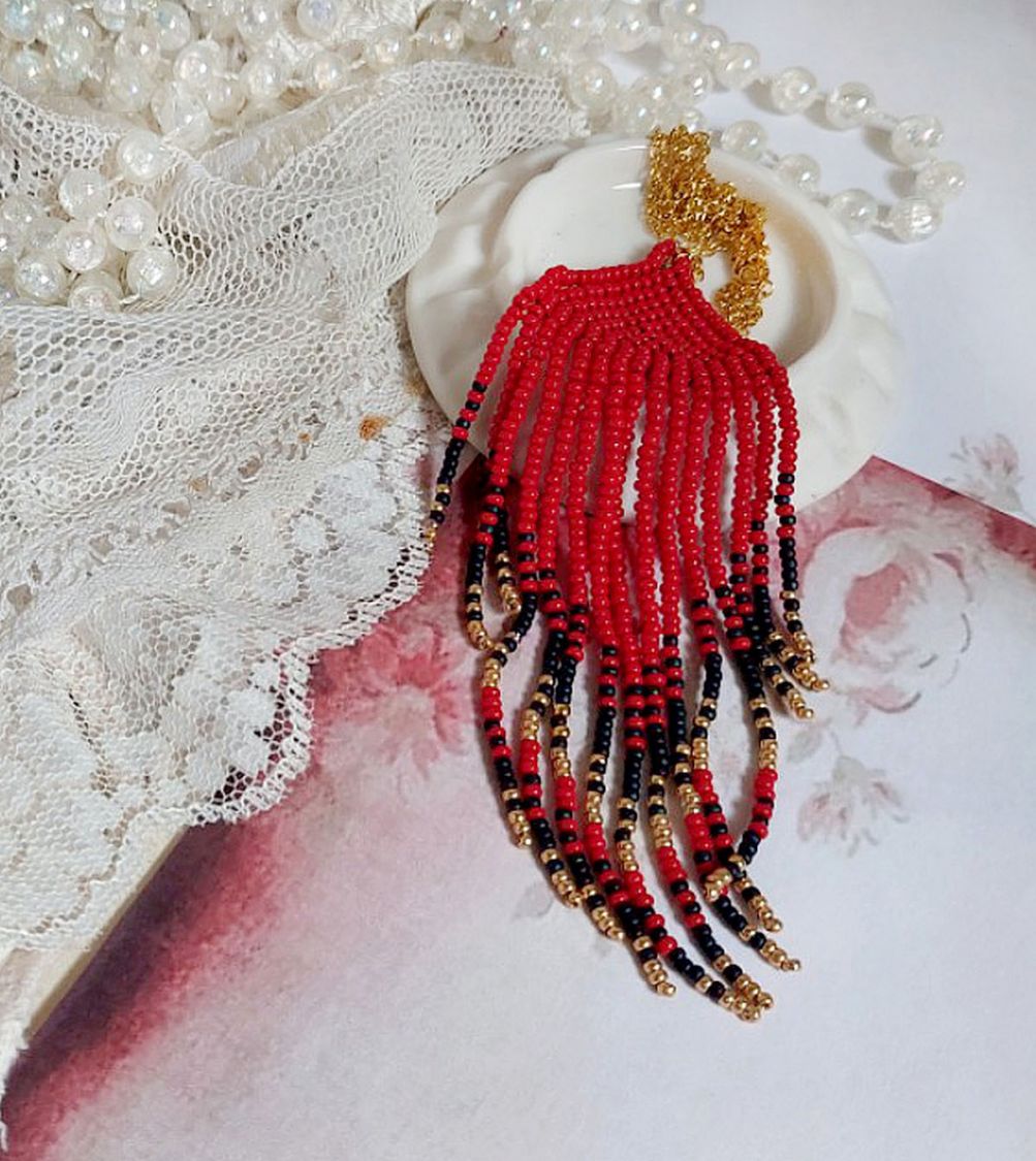 Rode Swirls Hanger gemaakt met kwaliteitszaadjes en een vergulde ketting.