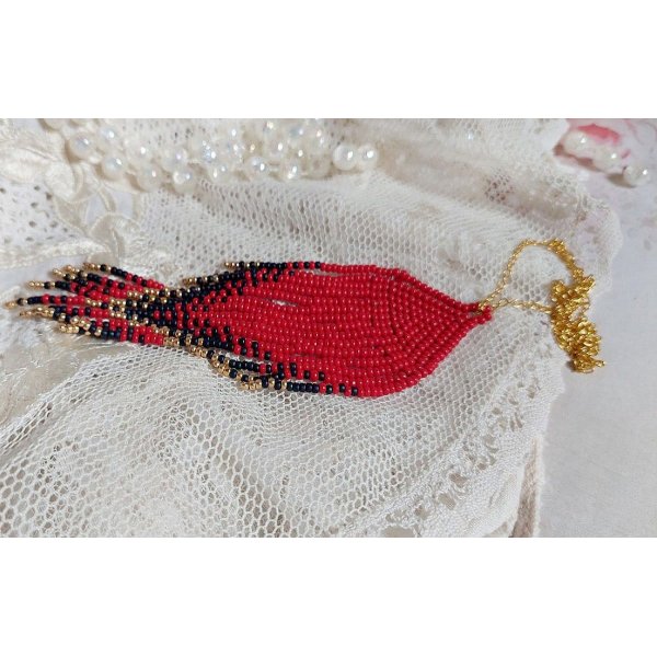 Rode Swirls Hanger gemaakt met kwaliteitszaadjes en een vergulde ketting.