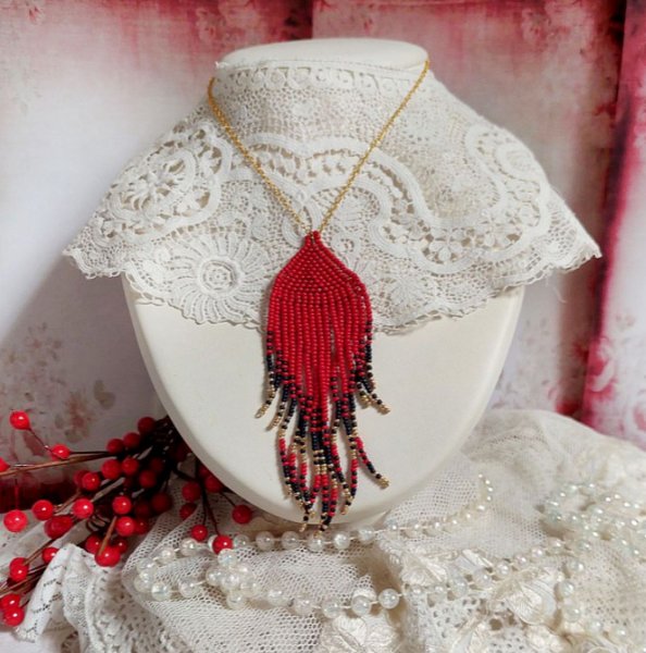 Rode Swirls Hanger gemaakt met kwaliteitszaadjes en een vergulde ketting.