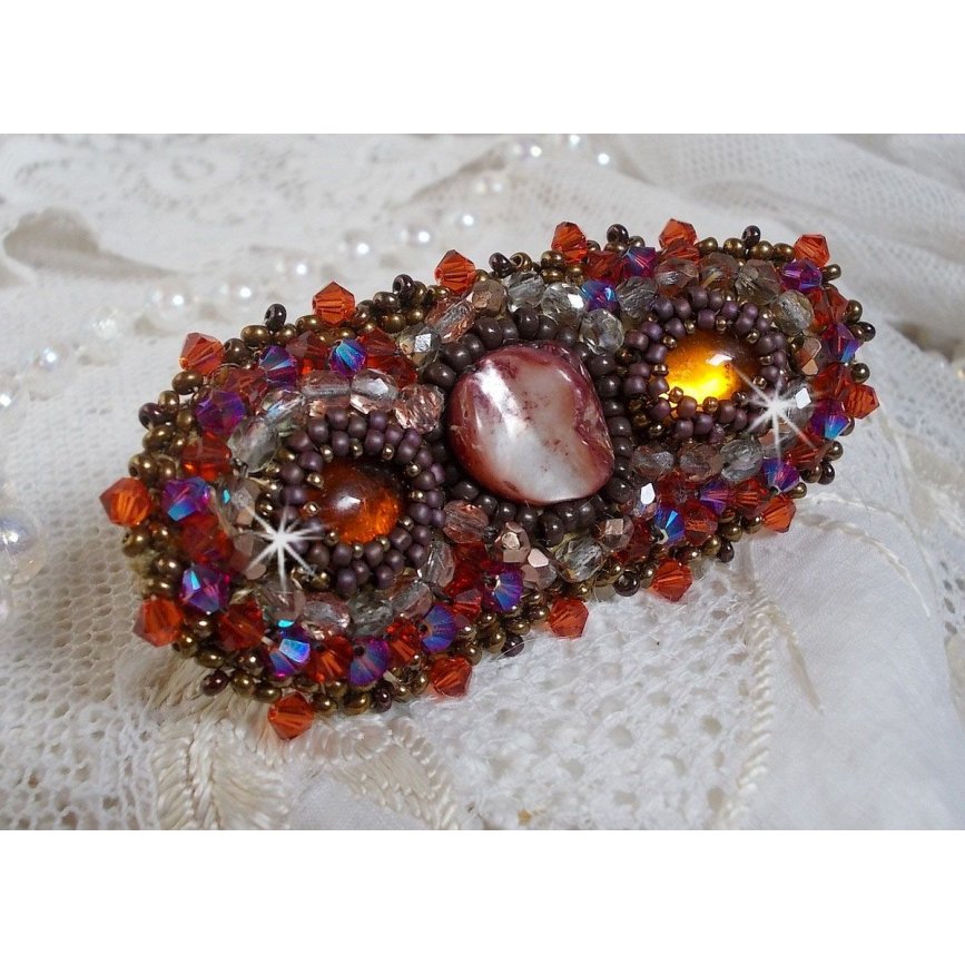 Topaas haarspeld geborduurd met een mahonie parelmoer cabochon, Swarovski kristallen en rocailles.
