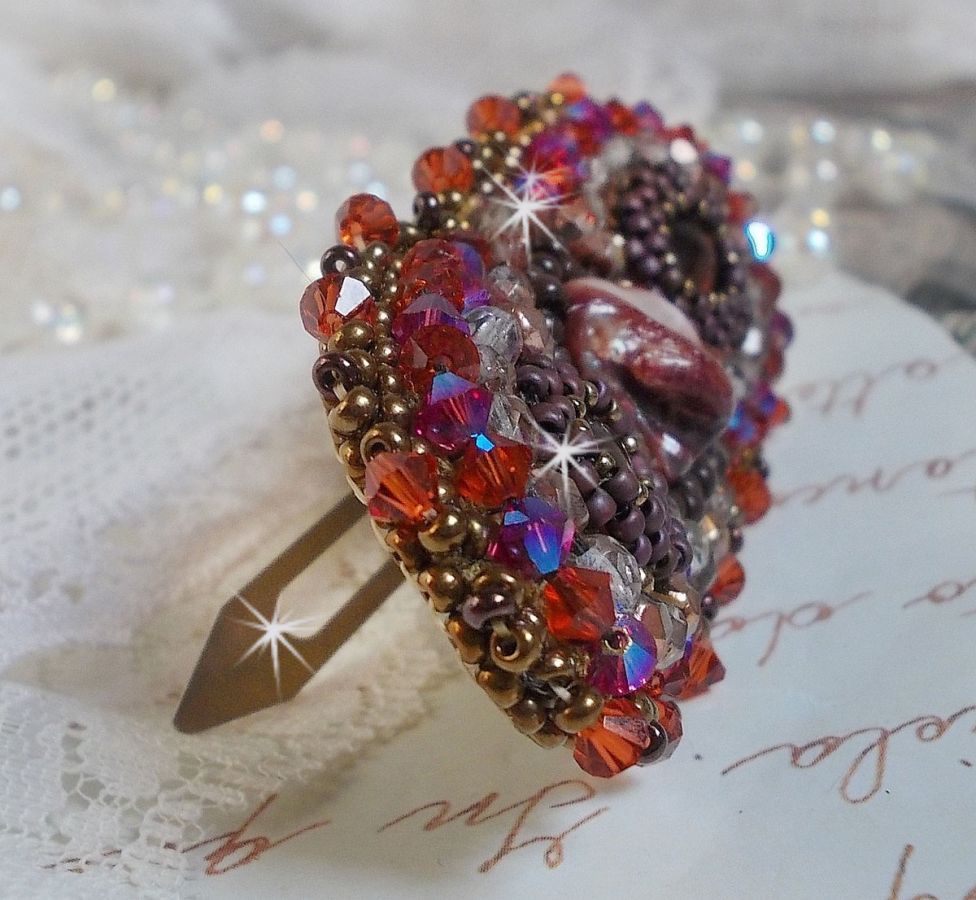 Topaas haarspeld geborduurd met een mahonie parelmoer cabochon, Swarovski kristallen en rocailles.