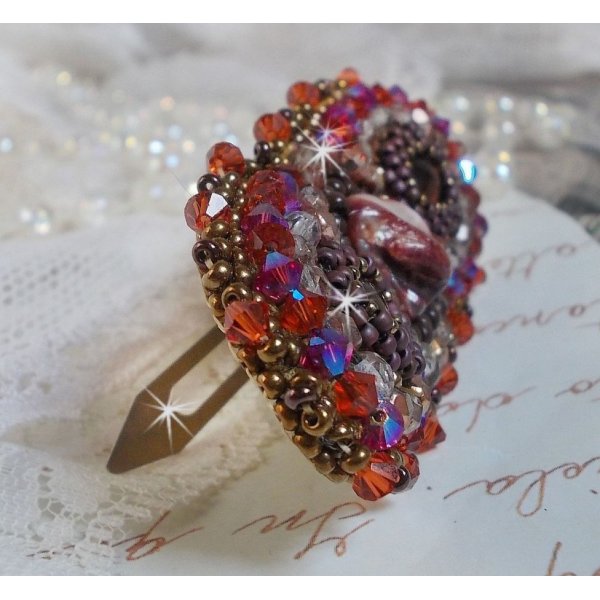 Topaas haarspeld geborduurd met een mahonie parelmoer cabochon, Swarovski kristallen en rocailles.