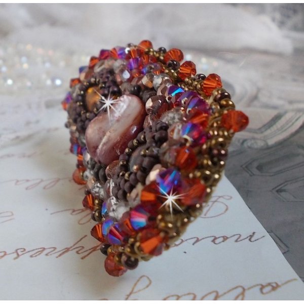 Topaas haarspeld geborduurd met een mahonie parelmoer cabochon, Swarovski kristallen en rocailles.