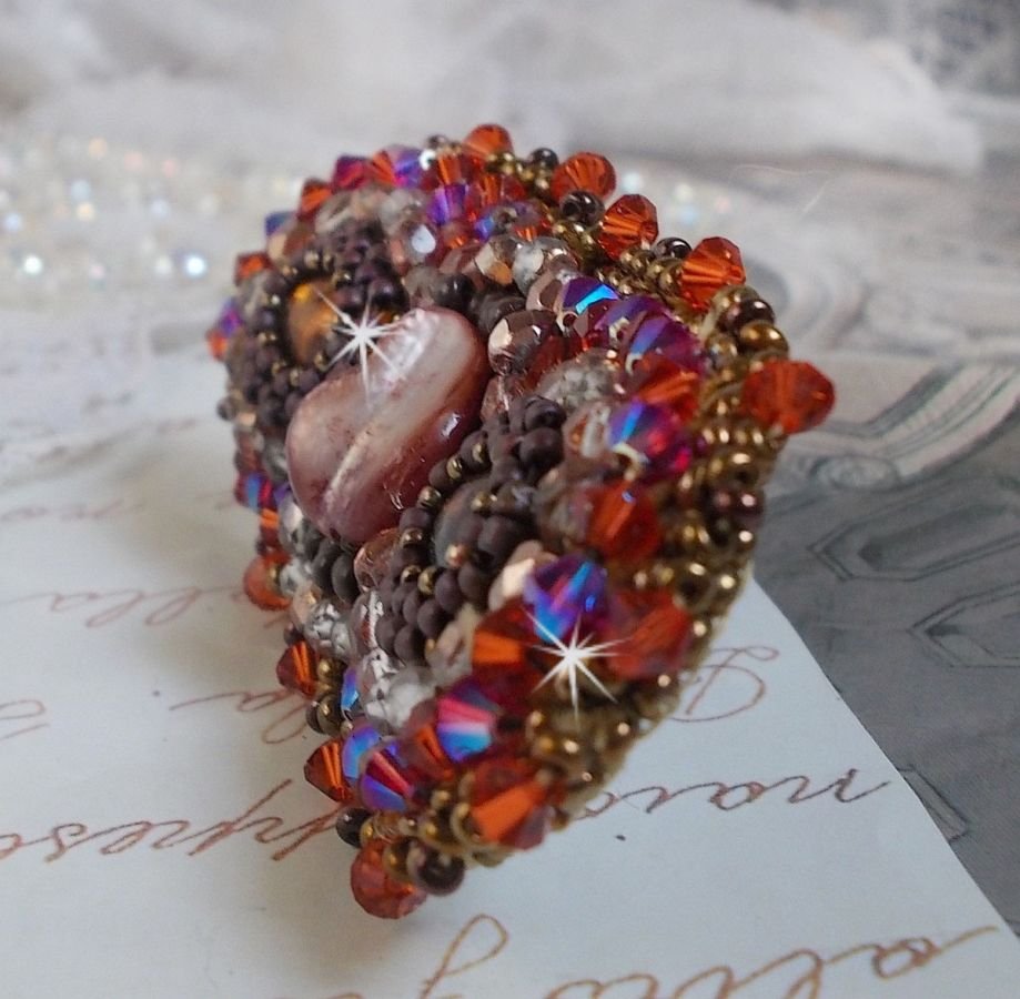 Topaas haarspeld geborduurd met een mahonie parelmoer cabochon, Swarovski kristallen en rocailles.