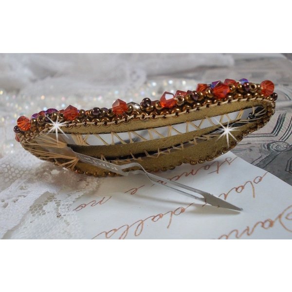 Topaas haarspeld geborduurd met een mahonie parelmoer cabochon, Swarovski kristallen en rocailles.