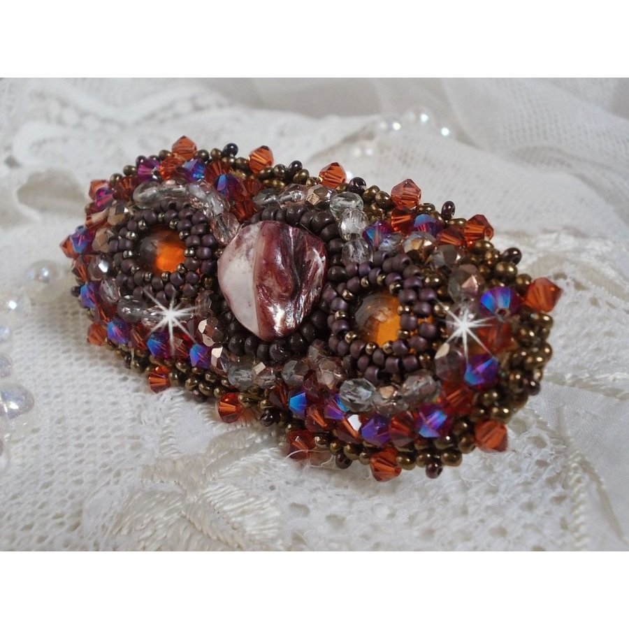 Topaas haarspeld geborduurd met een mahonie parelmoer cabochon, Swarovski kristallen en rocailles.
