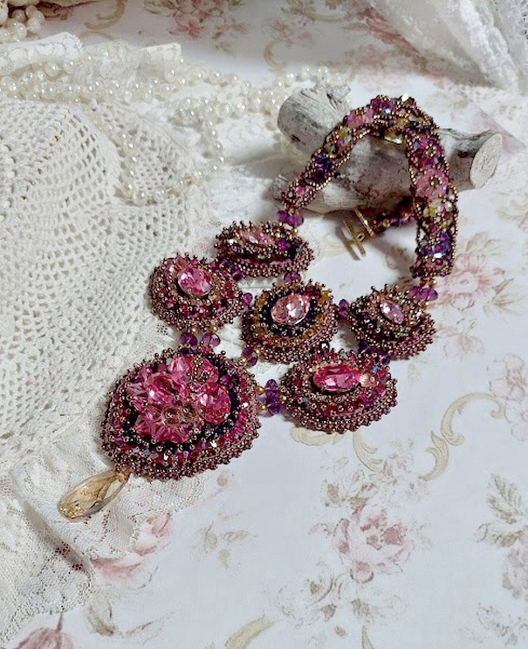Majestic Crystal Haute-Couture Necklace met cabochons, Swarovski Crystal bicones, glazen kralen en rocailles van hoge kwaliteit.