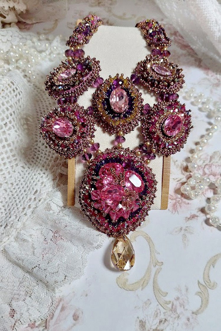 Majestic Crystal Haute-Couture Necklace met cabochons, Swarovski Crystal bicones, glazen kralen en rocailles van hoge kwaliteit.