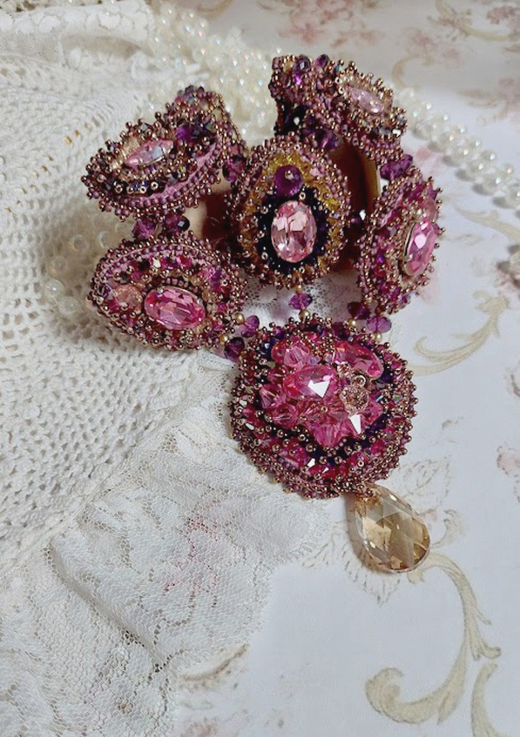 Majestic Crystal Haute-Couture Necklace met cabochons, Swarovski Crystal bicones, glazen kralen en rocailles van hoge kwaliteit.