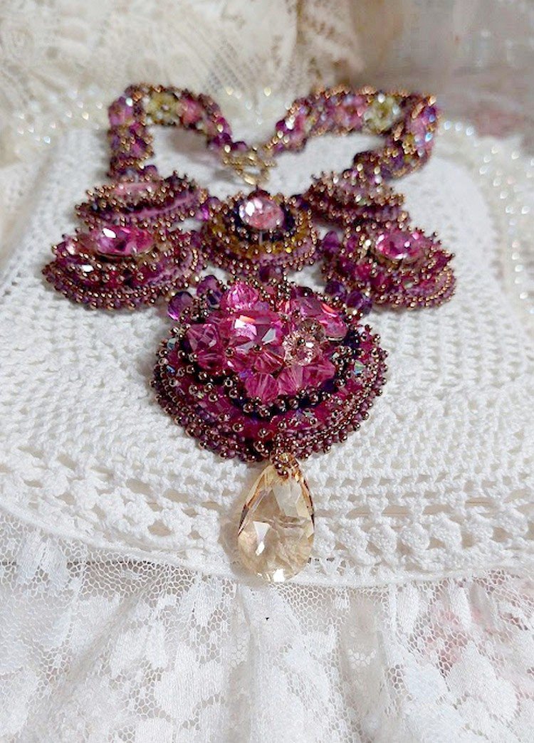 Majestic Crystal Haute-Couture Necklace met cabochons, Swarovski Crystal bicones, glazen kralen en rocailles van hoge kwaliteit.