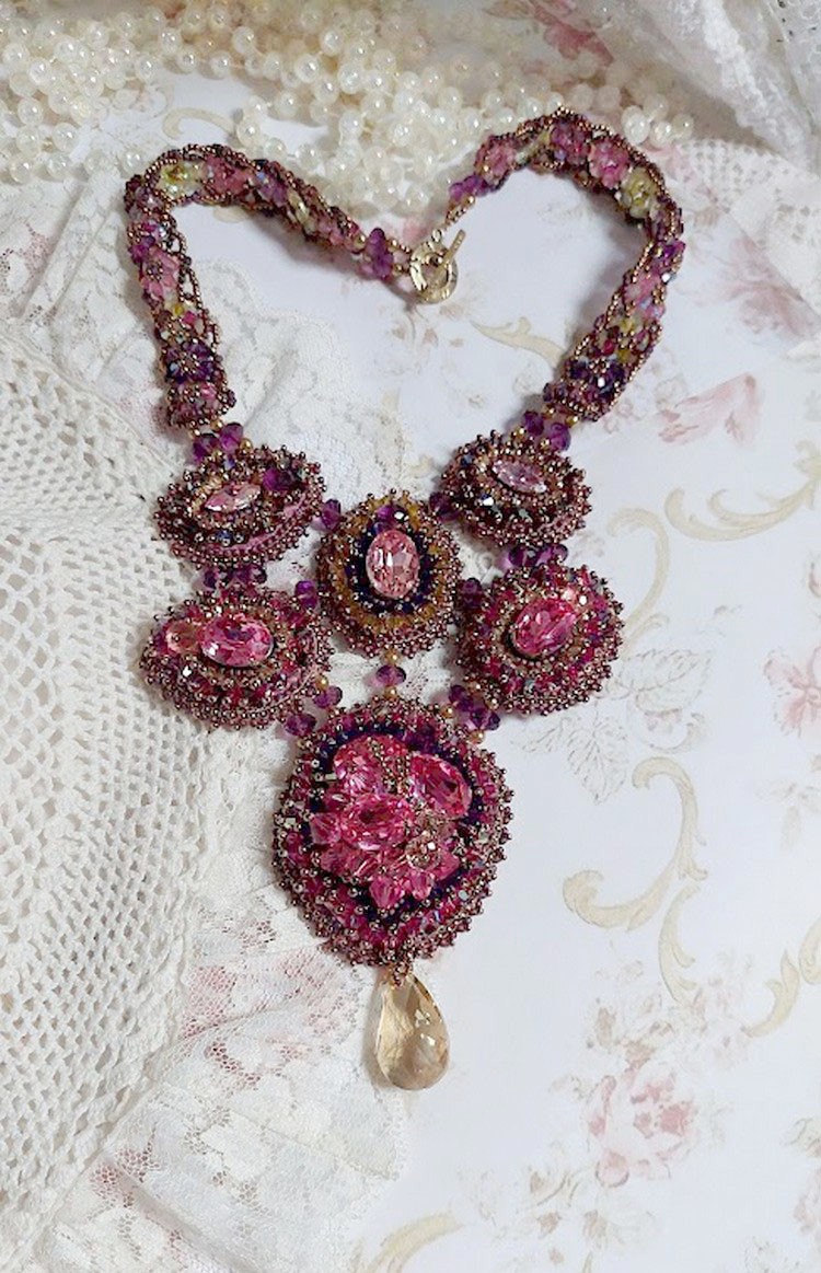Majestic Crystal Haute-Couture Necklace met cabochons, Swarovski Crystal bicones, glazen kralen en rocailles van hoge kwaliteit.