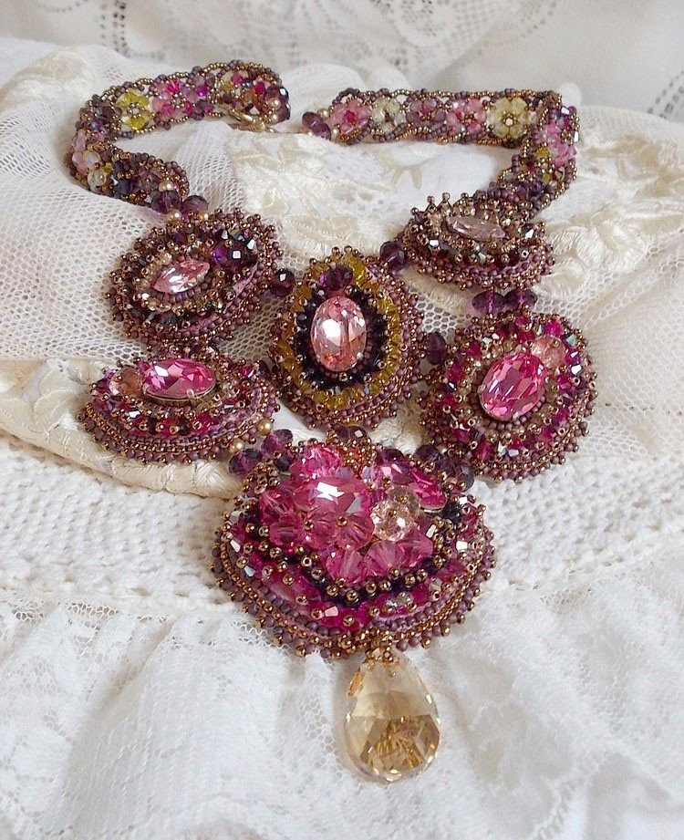 Majestic Crystal Haute-Couture Necklace met cabochons, Swarovski Crystal bicones, glazen kralen en rocailles van hoge kwaliteit.