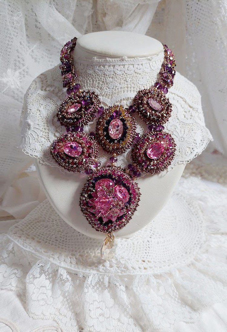 Majestic Crystal Haute-Couture Necklace met cabochons, Swarovski Crystal bicones, glazen kralen en rocailles van hoge kwaliteit.